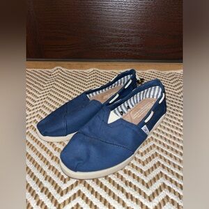 Tom’s size 5 Wide navy blue nautical inspired new w/o tags slip on